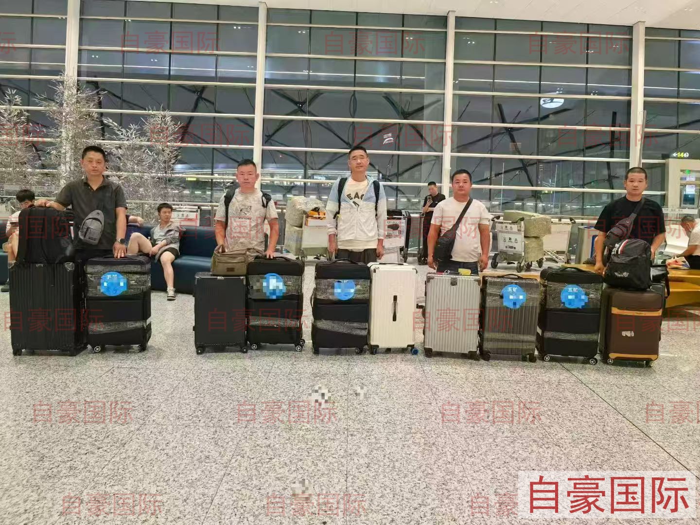 俄罗斯项目工人机场合影出发