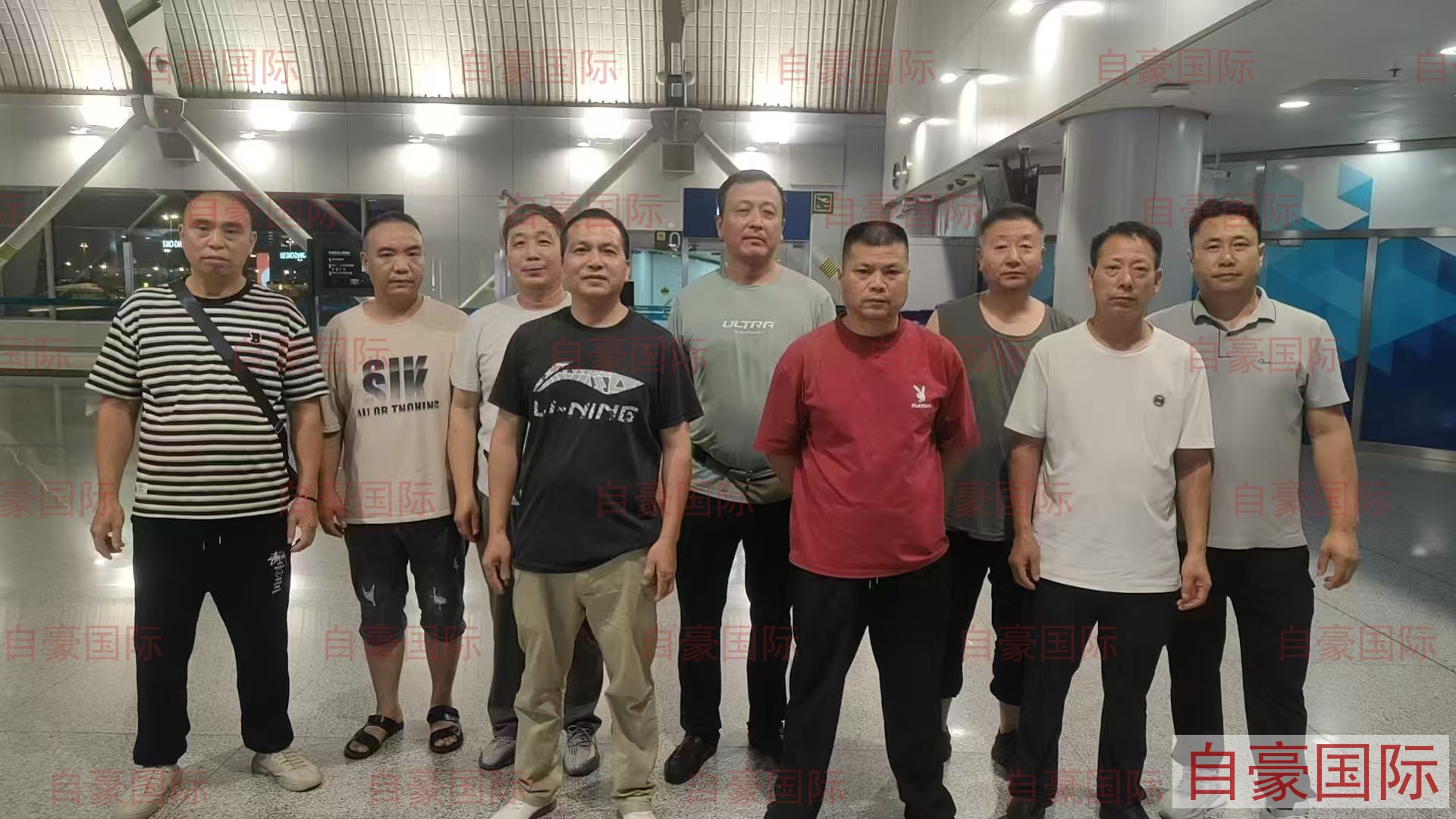 8名工人顺利抵达巴格达国际机场，精神饱满