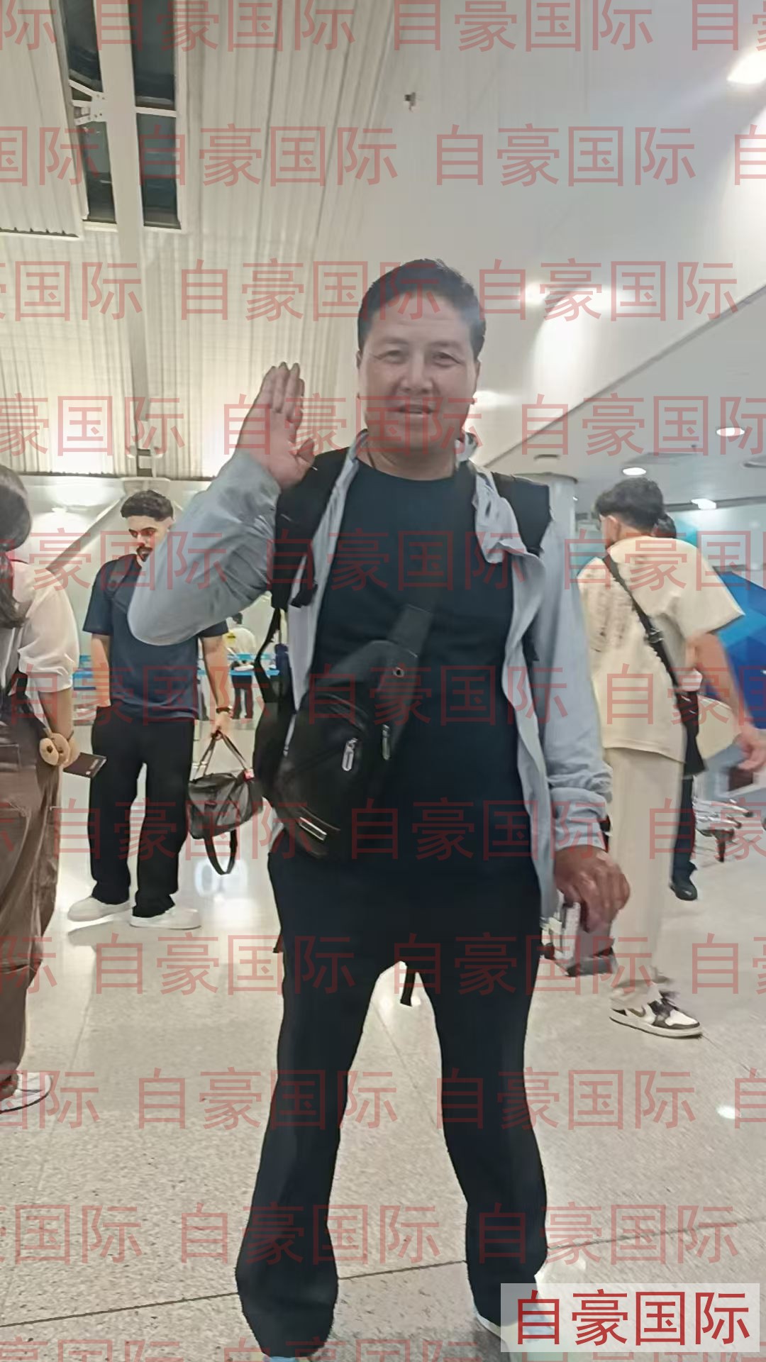 工人们在机场合影留念，即将前往项目驻地